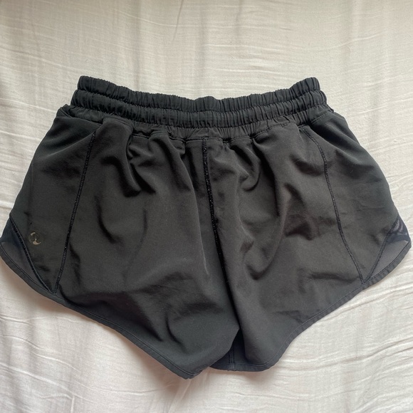 Lululemon Hotty Hot 2.5” black shorts - Picture 3 of 3